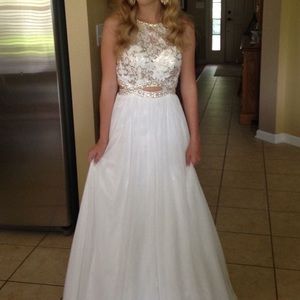 BEAUTIFUL WHITE PROM DRESS!